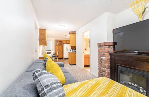 Saanich West House | Beautiful - cozy accessible suite 15 mins to downtown Victoria |AC |Free Parking