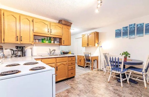 Saanich West House | Beautiful - cozy accessible suite 15 mins to downtown Victoria |AC |Free Parking