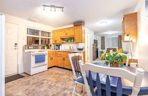 Saanich West House | Beautiful - cozy accessible suite 15 mins to downtown Victoria |AC |Free Parking