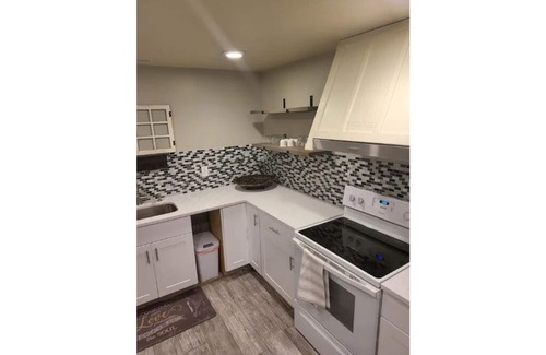 Farmington House | Beautiful Cozy Basement "Close to it All"