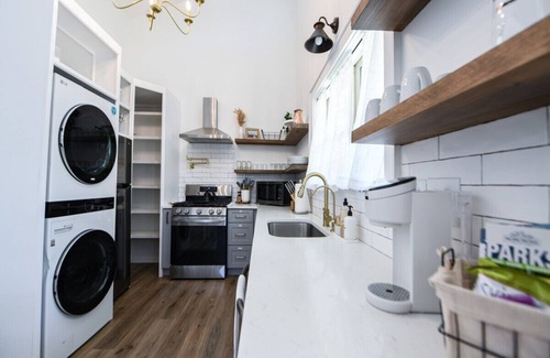 Norcross House | Beautiful "Cozy Cottage" in Downtown Norcross with Chef's Kitchen