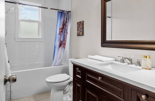 Quidi Vidi House | Beautiful & Cozy DT Home With PingPong Table