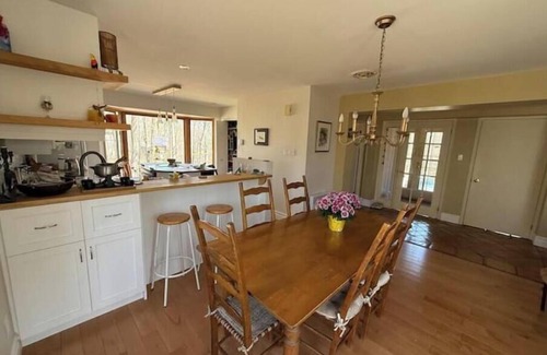 Chelsea House | Beautiful cozy house in Chelsea - w 3 bedrooms nnEnjoy, relax at Champêtre house