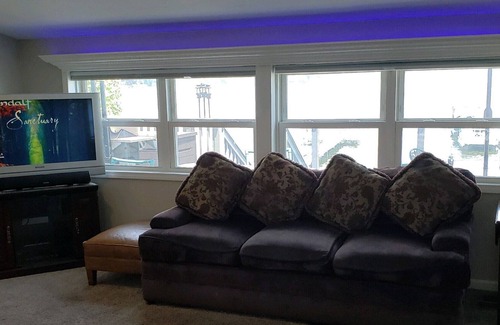 Whitmore Lake House | Beautiful & Cozy Lakefront Home on 650 Acre Whitmore Lake Minutes from Ann Arbor