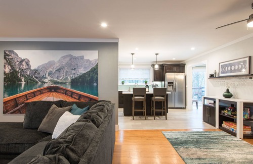 Knoxville House | Beautiful, Cozy, Modern Home w/King Bed, Hot Tub & Deck! 11 mins to Downtown!