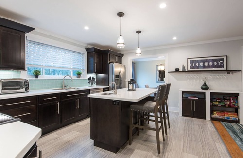 Knoxville House | Beautiful, Cozy, Modern Home w/King Bed, Hot Tub & Deck! 11 mins to Downtown!