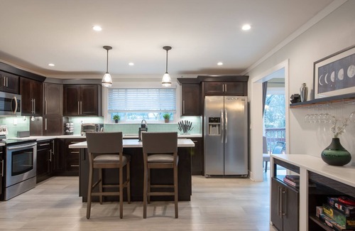 Knoxville House | Beautiful, Cozy, Modern Home w/King Bed, Hot Tub & Deck! 11 mins to Downtown!