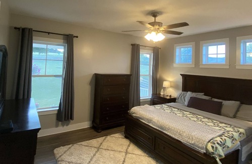 New River House | Beautiful cozy new farmhouse 10 minutes to VT
