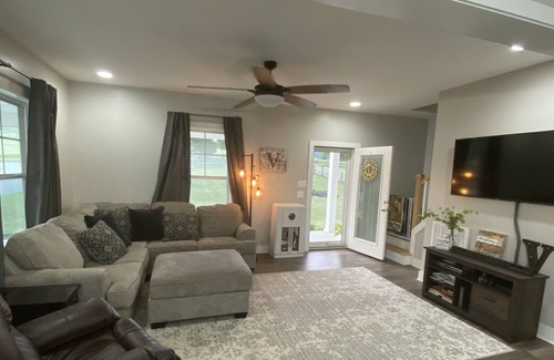 New River House | Beautiful cozy new farmhouse 10 minutes to VT