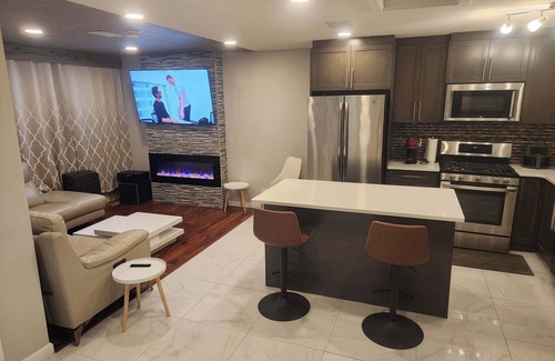 Northeast Edmonton House | beautiful, cozy private and quiet house + heat garage -EV charger - NO BASEMENT