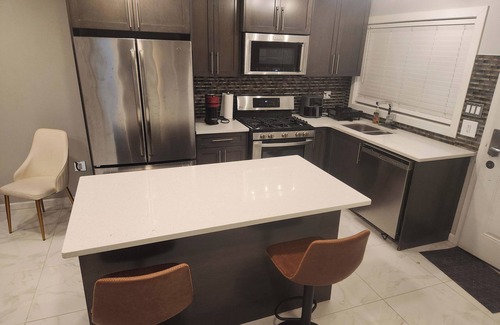 Northeast Edmonton House | beautiful, cozy private and quiet house + heat garage -EV charger - NO BASEMENT