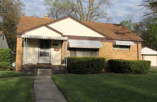 Oak Park Apartment | Beautiful, Cozy Stay in Oak Park, Queen Bedroom, Work Setup & Backyard Grill
