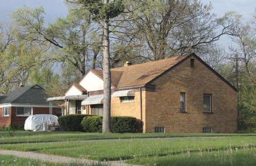 Oak Park Apartment | Beautiful, Cozy Stay in Oak Park, Queen Bedroom, Work Setup & Backyard Grill