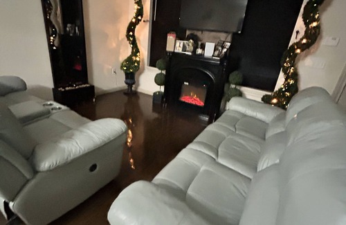 St. Bernard Area House | Beautiful Cozy Townhome 5 mins from Downtown New Orleans!