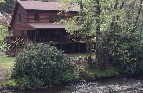 Robbinsville Cabin | Beautiful Creekside Cabin 3 Bedroom Robbinsville, NC Perfect Family Location!