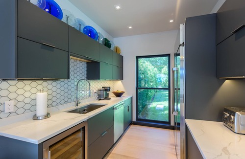 Oak Bluffs House | BEAUTIFUL CUSTOM BUILT HOUSE WITH A POOL AND HOT TUB!