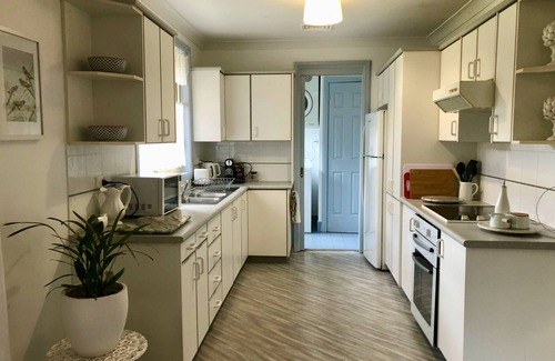 Moss Vale Bed & Breakfast | Beautiful Daffodil Suite at Highland Garden Hideaway