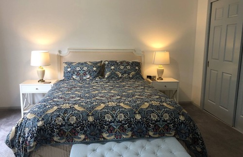Moss Vale Bed & Breakfast | Beautiful Daffodil Suite at Highland Garden Hideaway