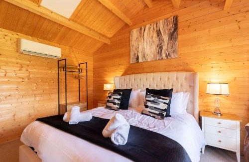 Hartpury House | Beautiful Danford House & Lodge with Hot Tub