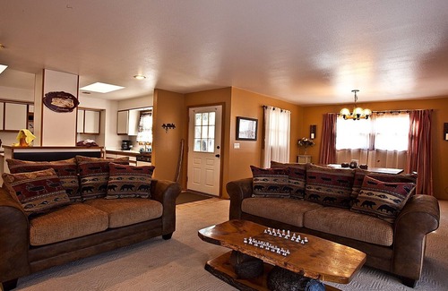 Broadmoor Cabin | Beautiful deck DIRECTLY on CREEK! * CENTRAL AIR * Walk to the Broadmoor