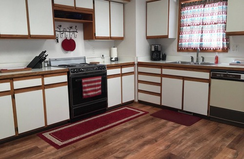 Broadmoor Cabin | Beautiful deck DIRECTLY on CREEK! * CENTRAL AIR * Walk to the Broadmoor