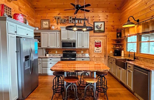 Bryson City House | Beautiful Deep Creek Home. Hot Tub. Pool Table. Close to Town and National Park.
