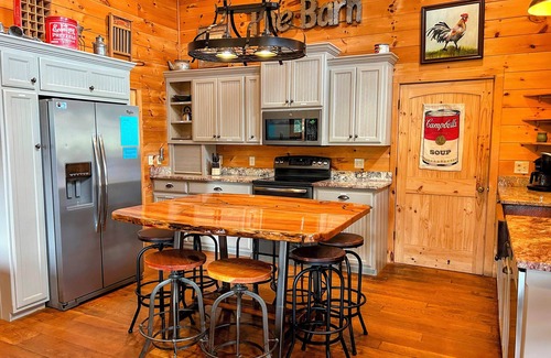 Bryson City House | Beautiful Deep Creek Home. Hot Tub. Pool Table. Close to Town and National Park.