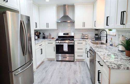 Dallas House | Beautiful designed, King Bed. Fast WiFi mins from Central Dallas. Safe, Tranquil