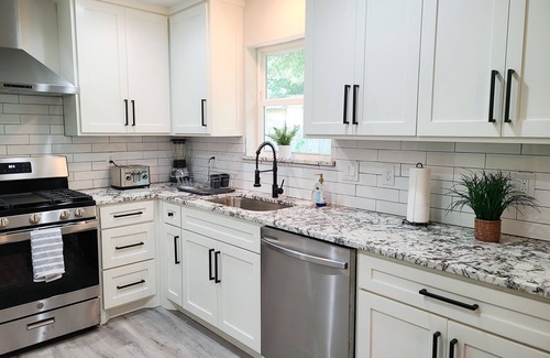 Dallas House | Beautiful designed, King Bed. Fast WiFi mins from Central Dallas. Safe, Tranquil