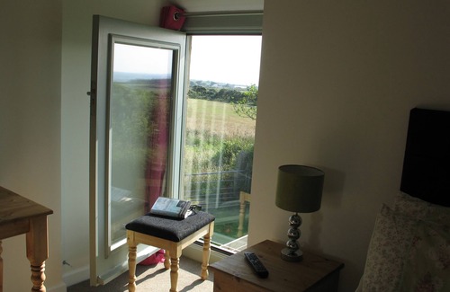 Camborne Cottage | Beautiful detached cottage with far-reaching panoramic views, parking & Wi-fi
