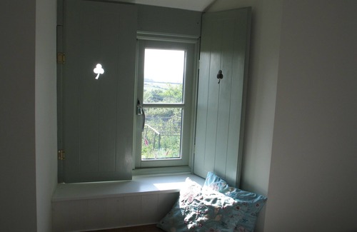 Camborne Cottage | Beautiful detached cottage with far-reaching panoramic views, parking & Wi-fi
