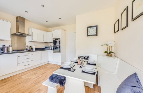 Upton House | Beautiful Detached House Free Parking SmartTVs Fast Wifi Office