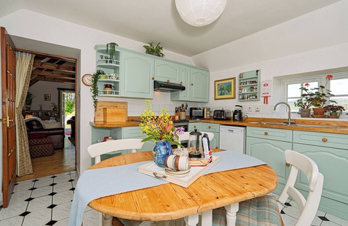 Kinross Cottage | Beautiful, detatched 300 year old, fully renovated cottage with country views