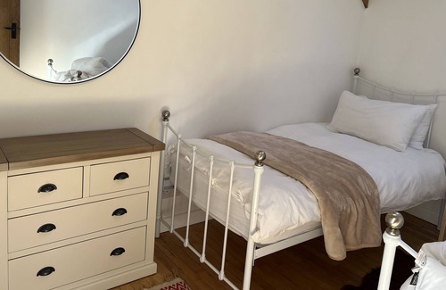 Crediton Cottage | Beautiful Devon Cottage near Exeter with easy access to the moors & coast