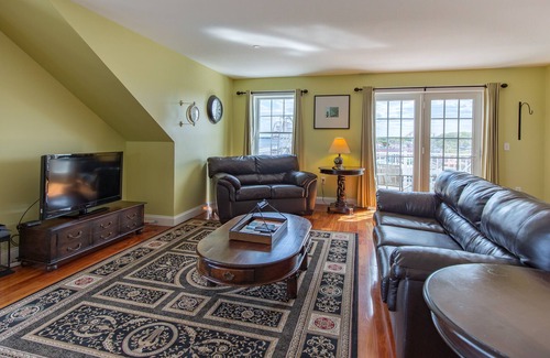 Old Orchard Beach Condo | Beautiful Direct Ocean Front 2 bedroom w/ private balcony