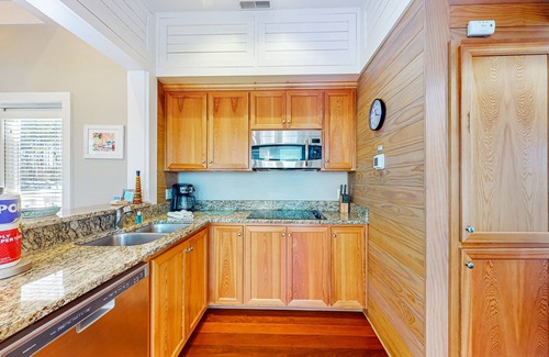 Carrabelle Cottage | Beautiful, dog-friendly cottage with deck & patio - stroll to Carrabelle Beach