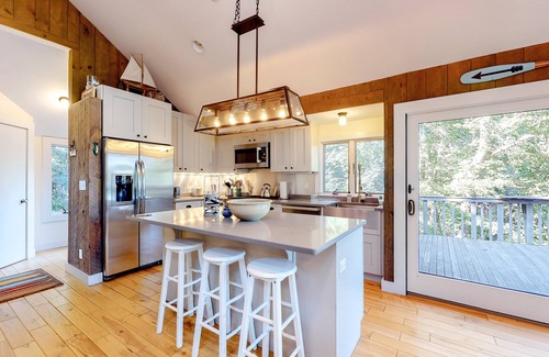 Chilmark House | Beautiful dog-friendly home with water view, balcony & washer/dryer