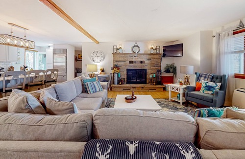 Oakland House | Beautiful dog-friendly villa with hot tub, fire pit, balcony, W/D & lake access