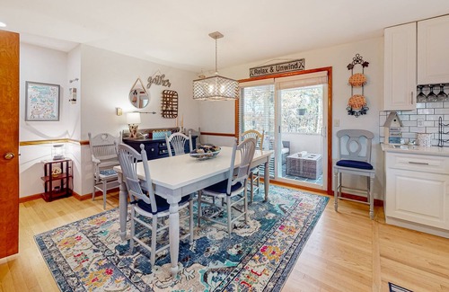 Oakland House | Beautiful dog-friendly villa with hot tub, fire pit, balcony, W/D & lake access