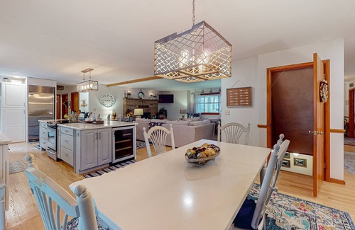 Oakland House | Beautiful dog-friendly villa with hot tub, fire pit, balcony, W/D & lake access