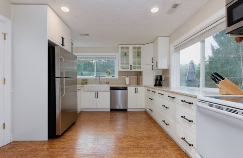 Gaston House | Beautiful Downstairs with Theater in Heart of Premiere Oregon Wine Country