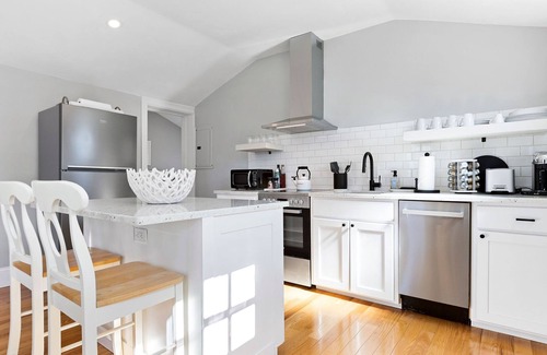 Chatham Apartment | Beautiful Downtown Chatham 1 Bed, Close to the Beach - Newly renovated + Patio