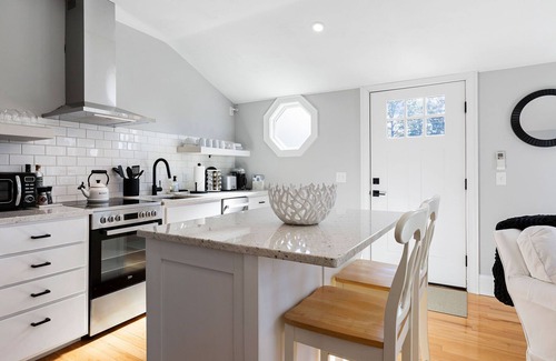 Chatham Apartment | Beautiful Downtown Chatham 1 Bed, Close to the Beach - Newly renovated + Patio