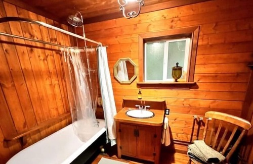 Squamish Cabin | Beautiful Downtown 'Forest' Cabin with hot tub