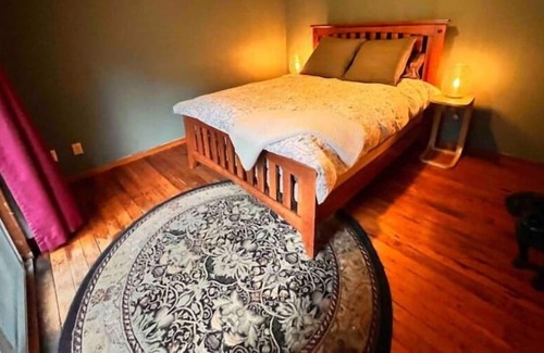Squamish Cabin | Beautiful Downtown 'Forest' Cabin with hot tub
