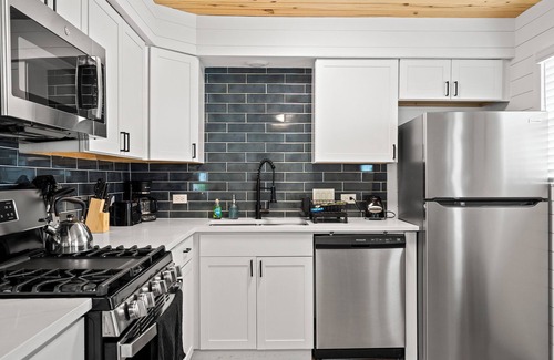 St. Edwards House | Beautiful Downtown Home! Perfect for Long Stays!