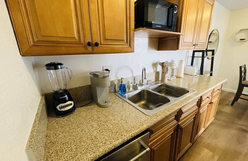 West Gateway Apartment | Beautiful Downtown Long Beach Retreat w/Parking and WiFi