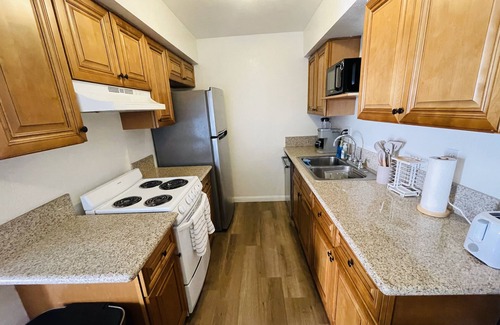 West Gateway Apartment | Beautiful Downtown Long Beach Retreat w/Parking and WiFi