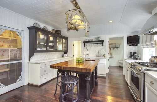 St. Helena House | BEAUTIFUL DOWNTOWN SAINT HELENA FARMHOUSE