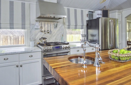St. Helena House | BEAUTIFUL DOWNTOWN SAINT HELENA FARMHOUSE
